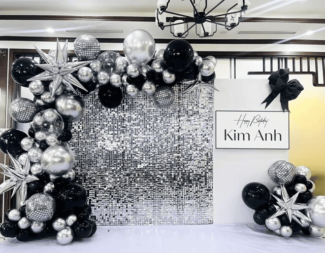 Dịch vụ trang trí sinh nhật cho người lớn - Sang trọng và ấn tượng 30 Sinh nhat chi Kim Anh vo cung hoanh trang voi backdrop