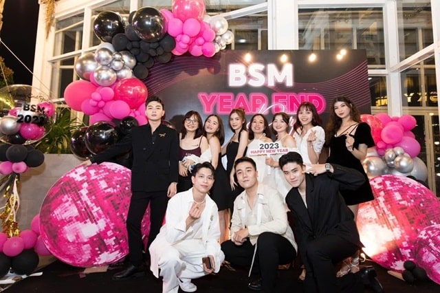 Trang trí Year End Party Đẳng Cấp - Biến Buổi Tiệc Cuối Năm Thành Sự Kiện Đáng Nhớ! 17 check in yep min