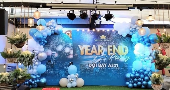 Trang trí Year End Party Đẳng Cấp - Biến Buổi Tiệc Cuối Năm Thành Sự Kiện Đáng Nhớ! 20 trang tri tat nien tone xanh min