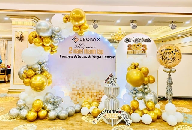 Trang trí Year End Party Đẳng Cấp - Biến Buổi Tiệc Cuối Năm Thành Sự Kiện Đáng Nhớ! 23 trang tri tiec tat nien tone vang sang trong min