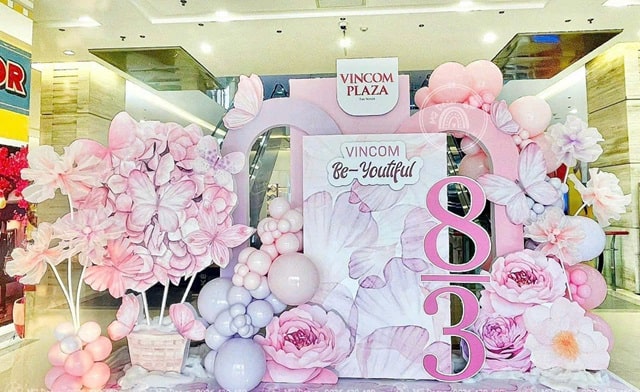 DỊCH VỤ TRANG TRÍ BACKDROP 8.3 NGÀY QUỐC TẾ PHỤ NỮ TẠI TP.HCM 36 trang tri dep mat tai Vincom Plaza min