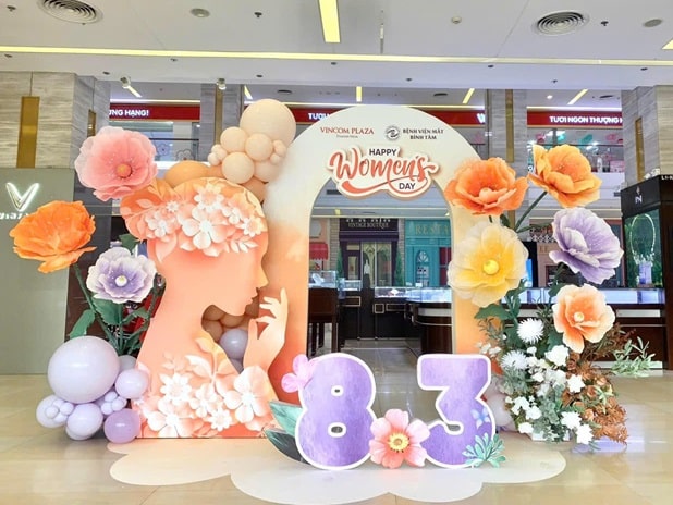 DỊCH VỤ TRANG TRÍ BACKDROP 8.3 NGÀY QUỐC TẾ PHỤ NỮ TẠI TP.HCM 23 Trang trí backdrop 8.3 với cổng fomex hoa lụa