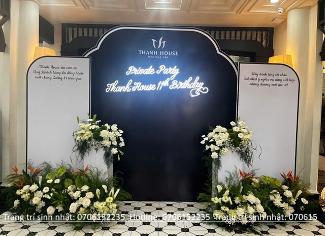 Dịch Vụ Thi Công Backdrop Khai Trương Chuyên Nghiệp – Giá Tốt Tại TP.HCM 26 Trang Trí Backdrop Khai Trương Cùng Hoa Tươi Min