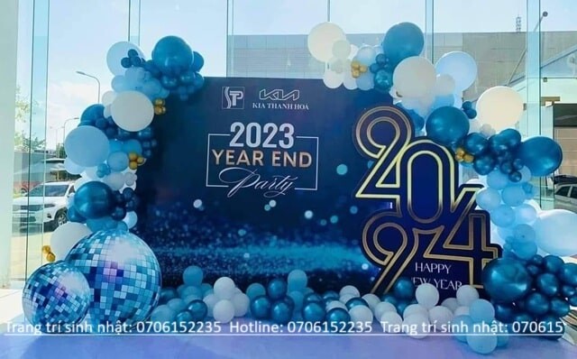 Trang Trí Tất Niên Ấn Tượng – Bí Quyết Cho Một Buổi Tiệc Cuối Năm Hoàn Hảo 40 Trang Trí Backdrop Sân Khấu Cuối Năm Min