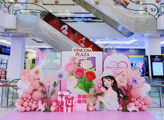 Trang Trí Backdrop 8.3 Tại Trung Tâm Thương Mại